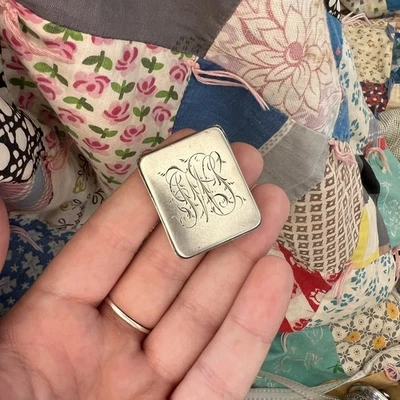 Antiguo estuche de estampillas victorianas de plata de ley grabado con monograma Foto 1 de 4