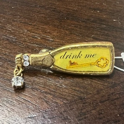 Broche botella champán arte máximo John Wind Drink Me llave encanto estrás prendedor Foto 1 de 4