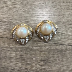 Vintage Nina Ricci Pave Strass Kunstperlen Gold Clip On Ohrringe Signiert - Bild 1 von 6