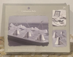 Plata 1.5" Celebración Beso Campanas Favores Boda Set de 24 Tarjetas Colgantes Nuevo - Imagen 1 de 4