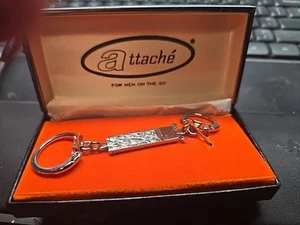 Attache Schlüsselanhänger Metall Silber Vintage - Bild 1 von 4