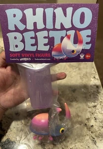Designer Con 2024 Exclusive Chris Lee Neon Stardust Rhino Beetle Sofubi Unbox - Bild 1 von 2