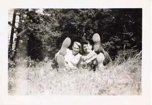 Vintage Foto zwei hübsche Männer Freunde Stollenstiefel Mode liebevoll - Bild 1 von 1