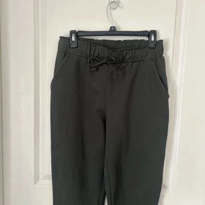 Calça Joie com cordão feminina tamanho M verde oliva perna cônica fenda bainha desempenho - Imagem 1 de 4