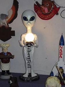 Alien Figur Mit Lampe Butler Wunderschöne Skulptur Dekofigur Dekoration Deko - Picture 1 of 4