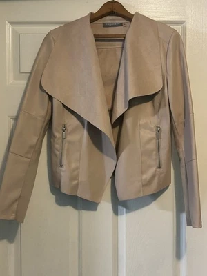 Chaqueta de cuero sintético para mujer Bagatelle pequeña beige topo cascada tipo moto Foto 1 de 4
