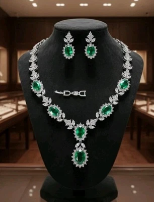 Conjunto de joyas con dije verde esmeralda ovalado enchapado en oro blanco de 18k Swarovski creado en laboratorio Foto 1 de 4