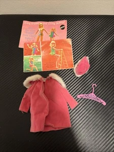 Vintage Barbie: SKIPPER #3477 Dressed In Velvet ~ Pink Coat W/ Hat Hanger/books - Picture 1 of 5