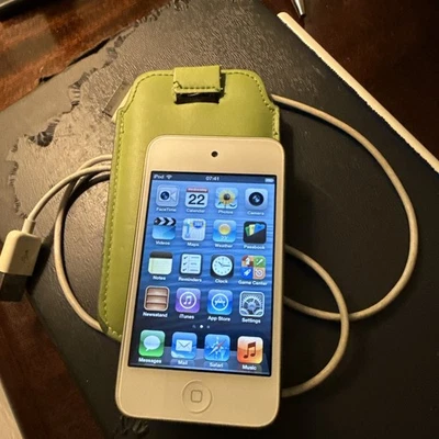 Apple iPod Touch 4th Generation A1367 MP3  Silver 3.5"  (8GB) - tested & working - Image 1 of 4