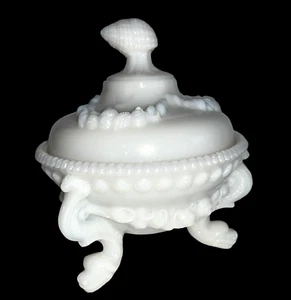 Vintage Westmoreland  Milk Glass Lidded Candy Dish Shells and Serpent Footed - Foto 1 di 6