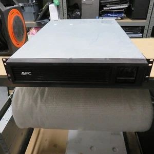 APC SMT2200RMI2U UPS 2200VA LCD 230V With Faceplate & Ears. No Batteries - Photo 1/7