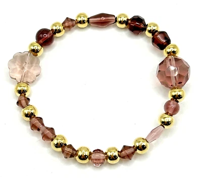 Brazalete elástico con cuentas de acero inoxidable dorado y vidrio púrpura de 7,5" Foto 1 de 4