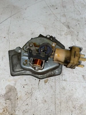 1973 Cadillac Eldorado Windshield Washer Pump - Imagem 1 de 2