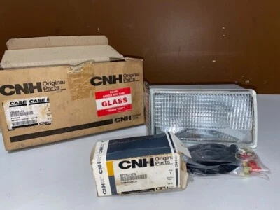 Case International Headlight 右握 1964881C2 原装 原始设备制造商(全新旧货)带灯泡 — 第 1/4 张图片
