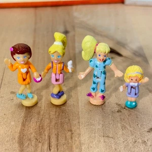 Konvolut 4 Vintage Polly Pocket Figuren, Freizeitpark, Dorfschulhaus - Bild 1 von 2
