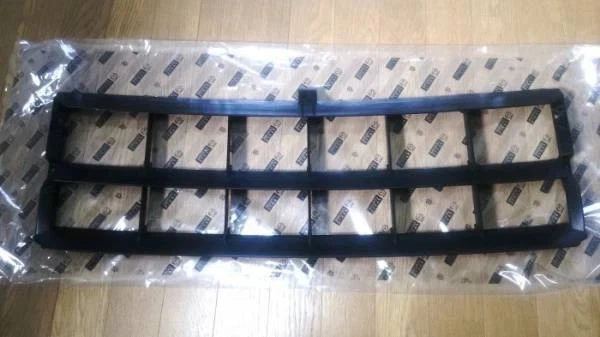 Brand Nuevo | Rejilla de radiador delantera genuina Mazda SA22C Savannah RX-7 tardía genuina Foto 1 de 2