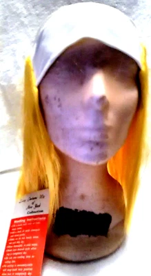 Peluca de pelo liso calvo amarillo con encaje ~ Foto 1 de 4