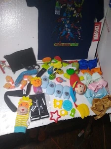 Spielzeug & Kinderbetreuung Konvolut für Säuglinge & Kleinkinder Rasseln, Schnuller, Schleifen, Tücher - Bild 1 von 7