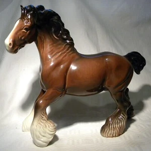 BESWICK BAY SHIRE CABALLO GALOPE 975 (BH19) - Imagen 1 de 8