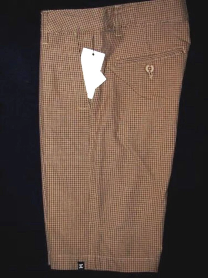 ~~NUEVO~~ ZAPATOS DC NIÑOS PEQUEÑOS INFORMALES PANTALONES CORTOS A CUADROS CAQUI TALLA MEDIANA 6 Foto 1 de 2