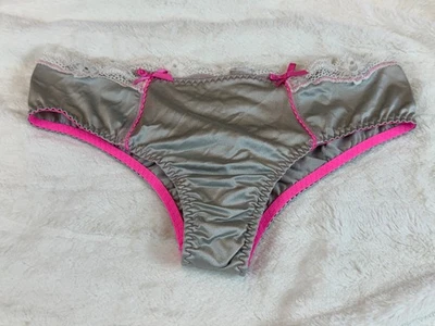 Braguita Hiphugger Satinada Victoria's Secret Lazos Rosa Plateados Circa 2010 Foto 1 de 4