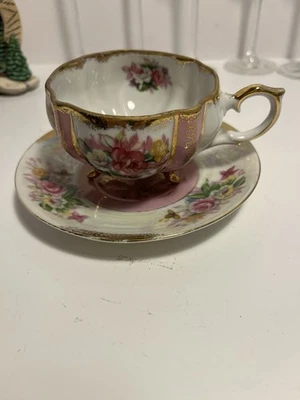 Una taza de té y platillo de porcelana con el diseño floral American Beauty usado en excelente estado Foto 1 de 3