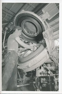 ARGENTINIEN ca. 1952 - Manufaktur Arbeiter bei der Arbeit - P 696 - Bild 1 von 2