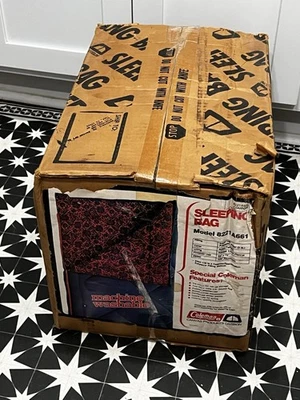NUEVO EN CAJA Saco de Dormir Coleman Vintage Caja Original Años 70 Franela Roja Azul Marino Foto 1 de 4
