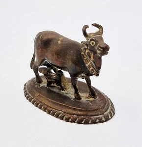19TH CENTURY INDIAN BRONZE COW & CALF FIGURE - Picture 1 of 5