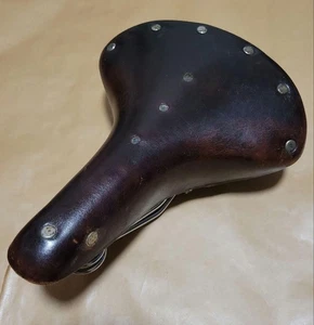 Sillín de cuero marrón oscuro Fujita con tachuelas de metal usado vintage... - Imagen 1 de 12