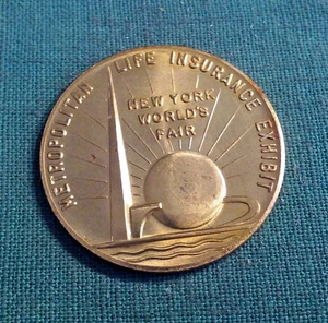 1939 New York Worlds Fair Metropolitan Life Insurance Token & Spinner Side - Picture 1 of 3