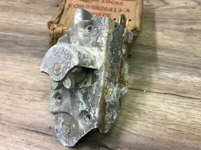 1969-63 FORD FALCON 4 PORTAS NOS LH TRAVA DE TRAVA DE PORTA TRASEIRA C0DB-5826413-A - Imagem 1 de 3