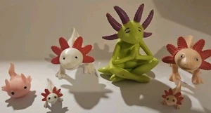 Archie McPhee weiß rosa meditierende Axolotl Salamander Figuren und sehr Mini Figur - Bild 1 von 8