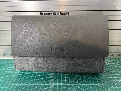 LA PRAIRIE 化妆品人造皮革翻盖手拿包信封袋*瑞士 — 第 1/4 张图片