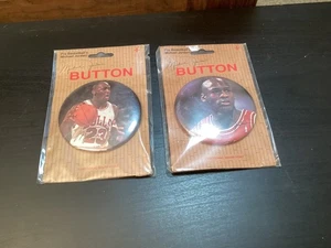 2 Vintage Jump Inc Michael Jordan Bulls große Pin Rückseite Buttons Abzeichen auf Karte - Bild 1 von 7