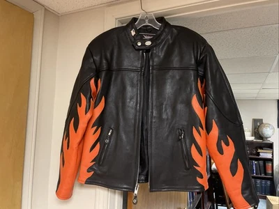 Chaqueta y gorras de cuero con llamas naranjas Foto 1 de 4