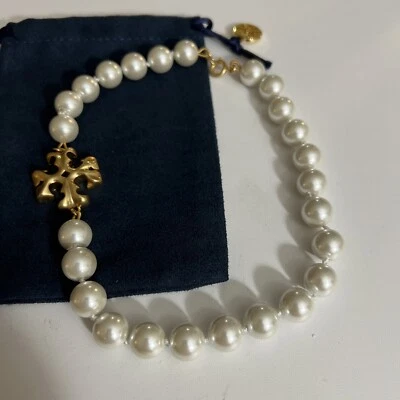 Colar com logotipo de pérolas TORY BURCH Roxanne - Imagem 1 de 4