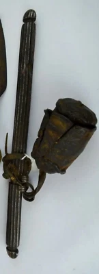 Implementos antiguos con olla de cuero y tinta Foto 1 de 4