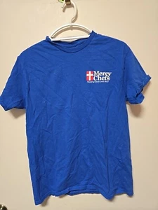 Camisa de miembro de la tripulación MERCY CHEFS FEEDING BODY AND SOUL PEQUEÑA (SIN ETIQUETA DE TALLA) - Imagen 1 de 7