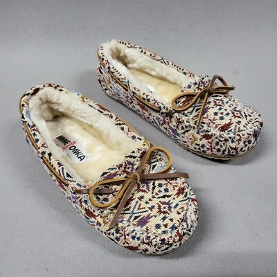 Zapatillas Minnetonka para mujer 5 puntas de aguja imitación piel forrada tela Britt Trapper Foto 1 de 4