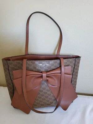 Сумка с короткими ручками Karl Lagerfeld Paris узор KL с большим бантом - Изображение 1 из 4