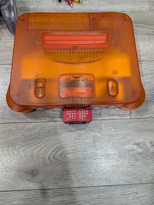 Consola Nintendo 64 N64 Naranja Fuego Completa Tres Mandos Paquete de Memoria Extra Foto 1 de 4