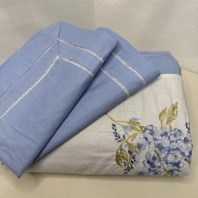 Edredón y 2 fundas LAURA ASHLEY HOME Lt azul blanco floral bordado Queen Foto 1 de 4