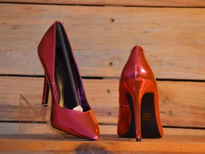 Qupid Fuchia Shiney Metal Size 9 NIB - Picture 1 of 4