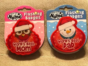 2 Weihnachten blinkende Anstecker Pin Brosche Urlaub LED blinkende Weltbeste Papa Mama - Bild 1 von 10