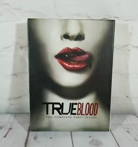 True Blood - The Complete First Season (DVD, 2015, 5-Disc Set) - Foto 1 di 9