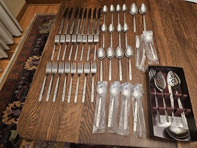 Cubiertos Oneidacraft Deluxe de acero inoxidable Capistrano Rose cubiertos Oneida 48 piezas Foto 1 de 4