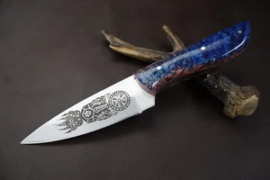 COLTELLO SCUOIATORE IN ACCIAIO INCISO A MANO 8" CON MANICO IN RESINA CON FODERO - Foto 1 di 6