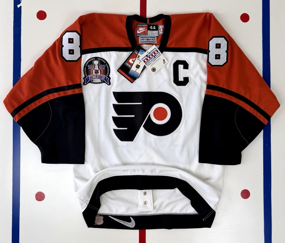 Camiseta deportiva firmada por Eric Lindros de los Philadelphia Flyers auténtica de las finales de la Copa Stanley 1997 Foto 1 de 4