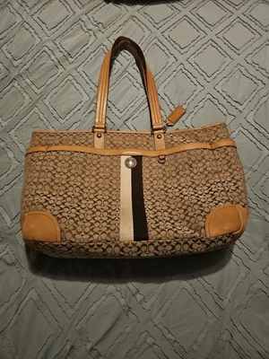 Coach Signature Crossbody Shoulder Bag Authentic Pre-owned Excellent Condition - Image 1 of 4